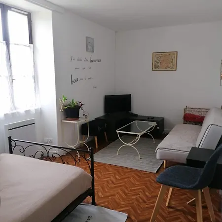 Holiday home Gite 4 Pers, Jacuzzi, Piscine, Proche Futuroscope, Calme Et Nature A La Roche Posay La Roche-Posay